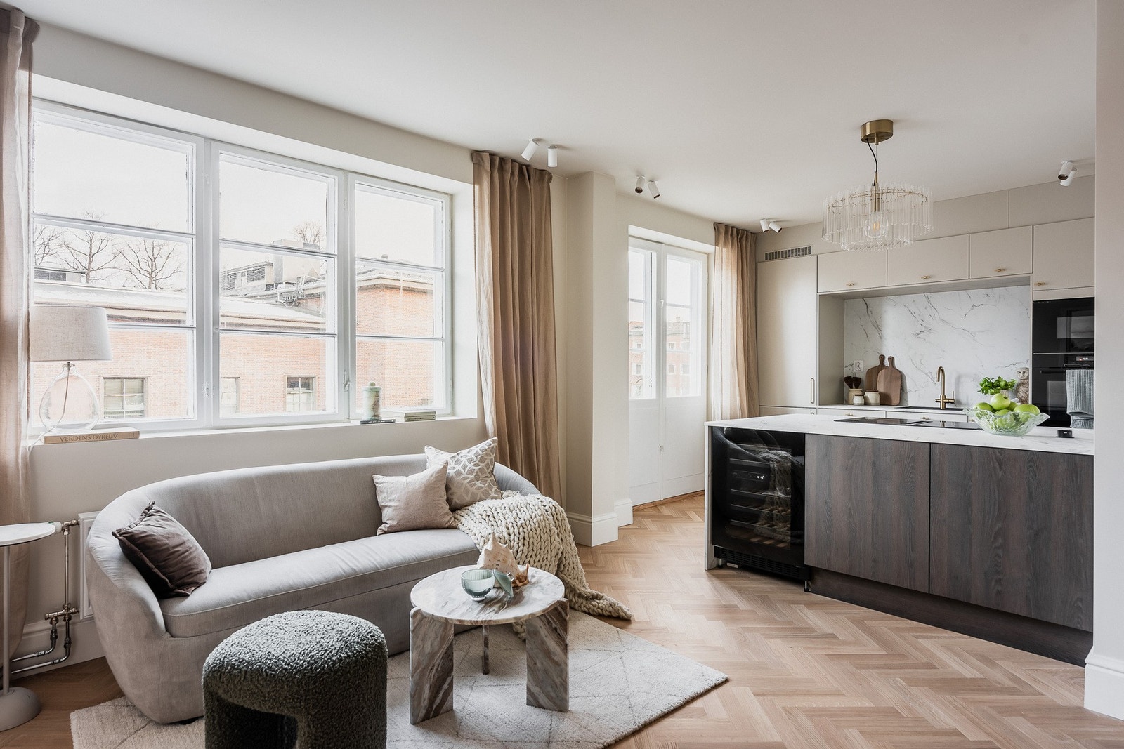 Sofasonen oppleves både lun og romslig, med store vinduer og gjennomtenkt belysning fra Plejd-styrt smarthus. Galleribilde