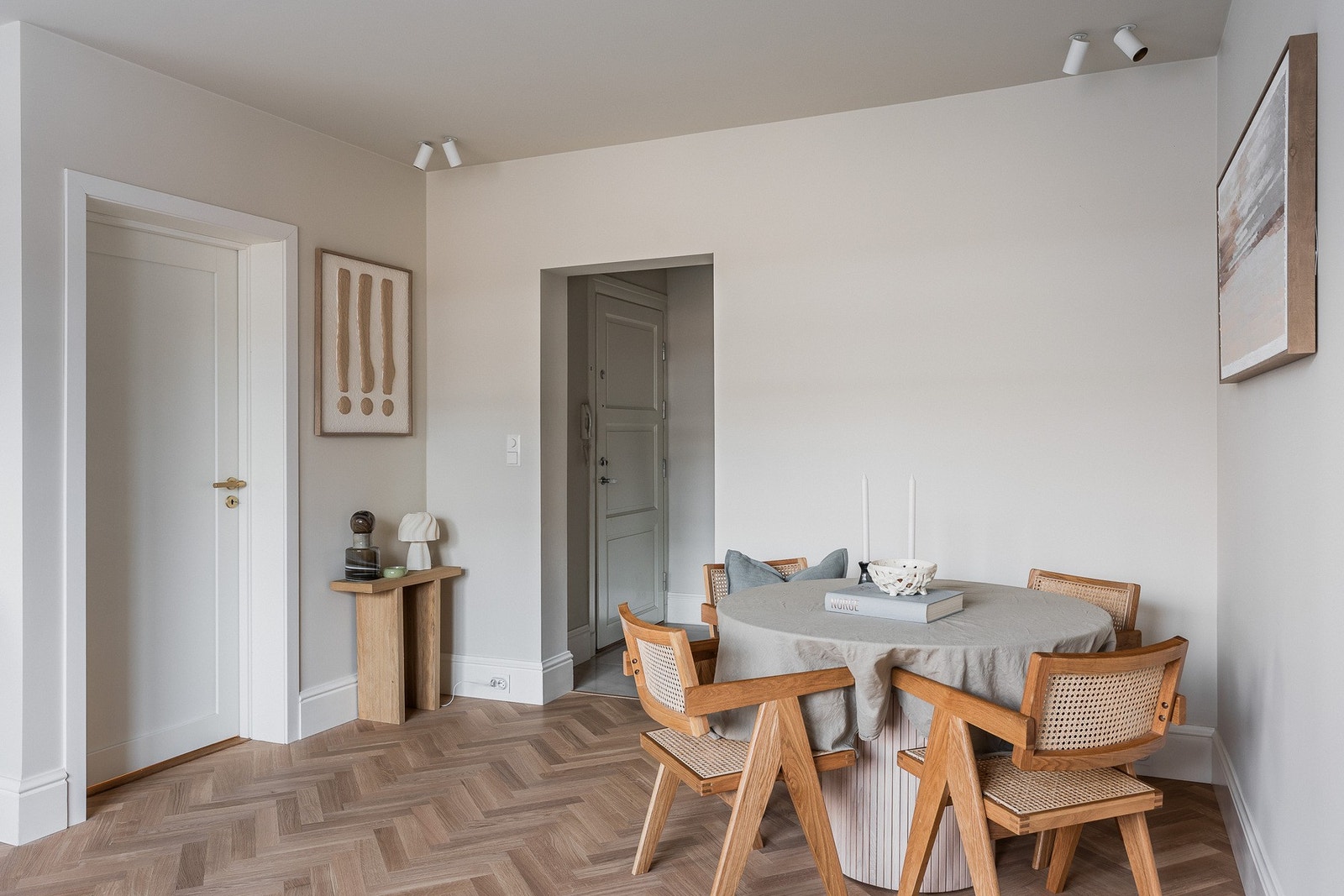 Spiseplassen ligger naturlig mellom kjøkken og stue, perfekt for sosiale måltider og selskap. Galleribilde