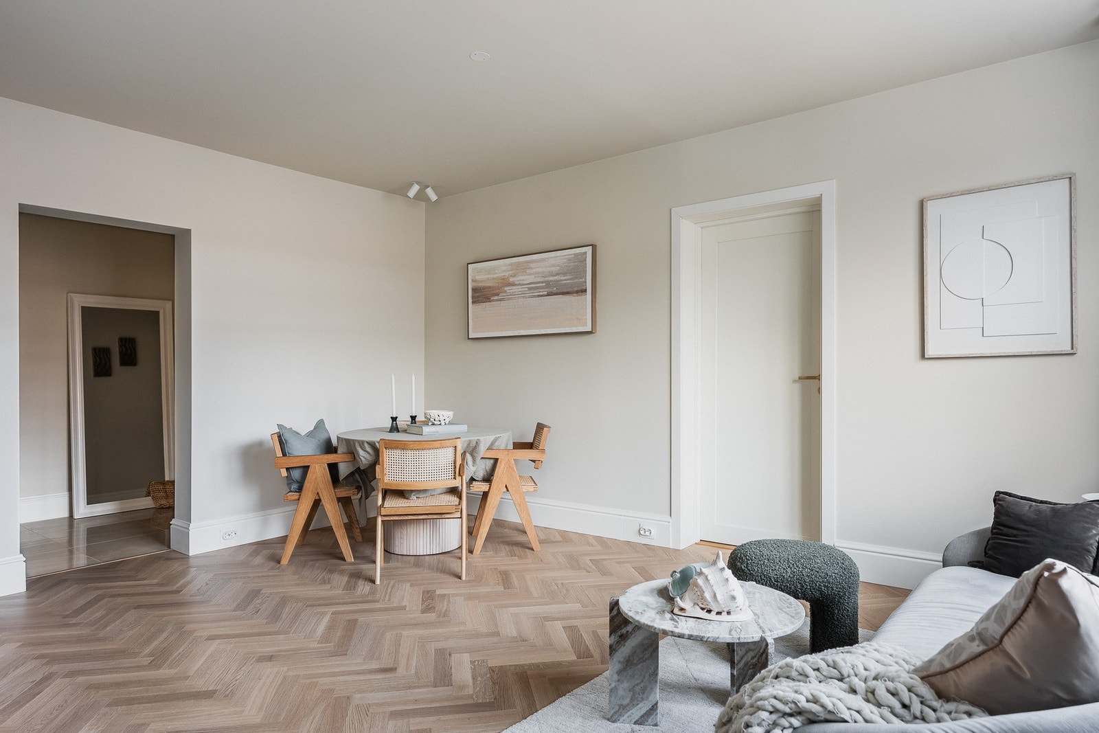 Åpen stue- og kjøkkenløsning med elegant kjøkkenøy og god plass til både sofagruppe og spisebord. Galleribilde