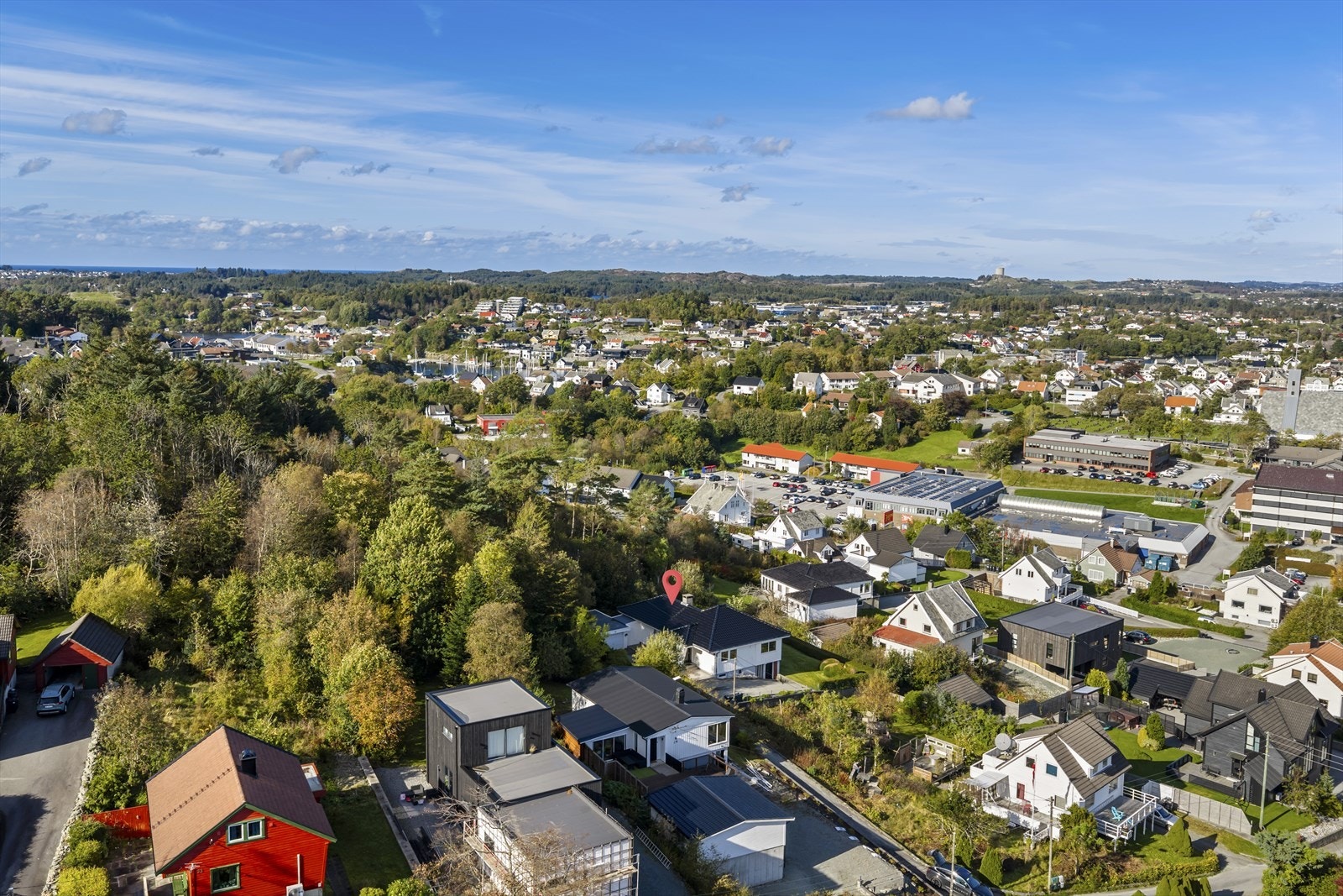 Sentral og populær beliggenhet i barnevennlig område. Kort avstand til bl.a. barnehage, barne- og ungdomsskole, idrettsanlegg, flotte turområder, butikker, kjøpesenter og sentrum. Galleribilde