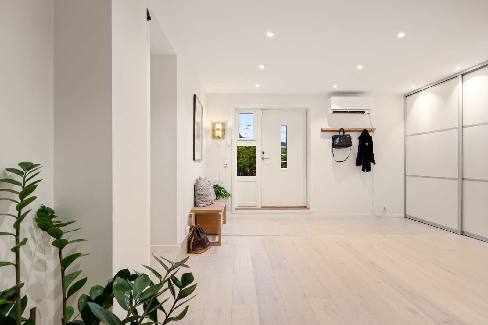 Nybygget hall med varmekabler i gulvet og rikelig garderobeplass Galleribilde