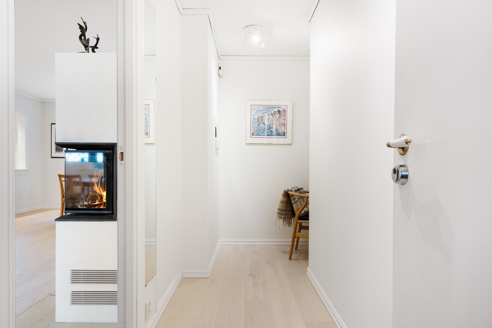 Fra stuen er det dør inn til en gang hvor dagens eier har hatt kontor/ syrom Galleribilde