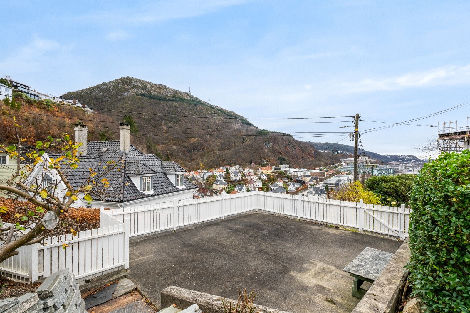 På taket til garasjen er det et fint, solrikt uteareal Galleribilde