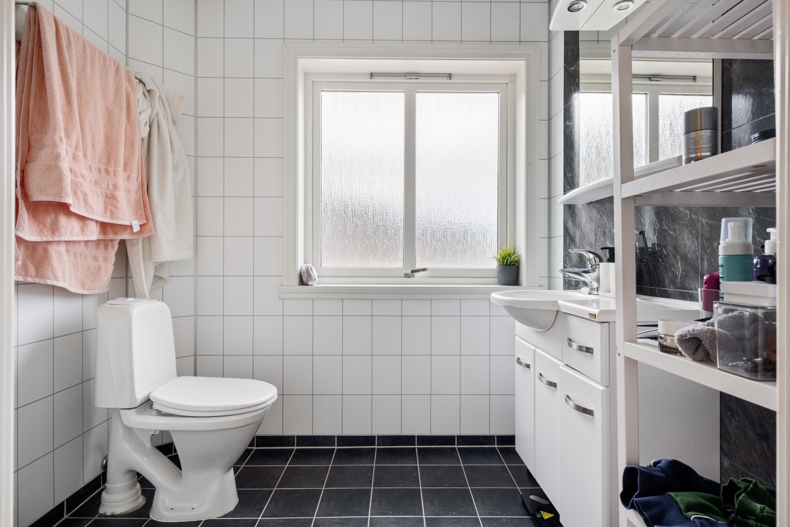 Helfliset baderom med varme i gulvet Galleribilde