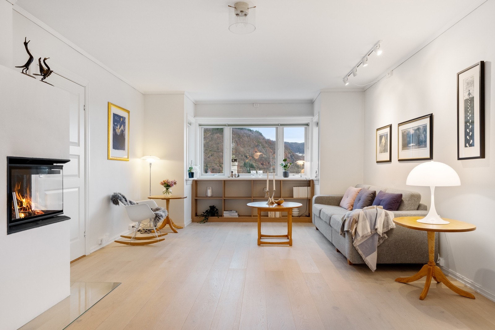 I enden av rommet er det et karnapp med herlig utsikt nedover Bergensdalen Galleribilde