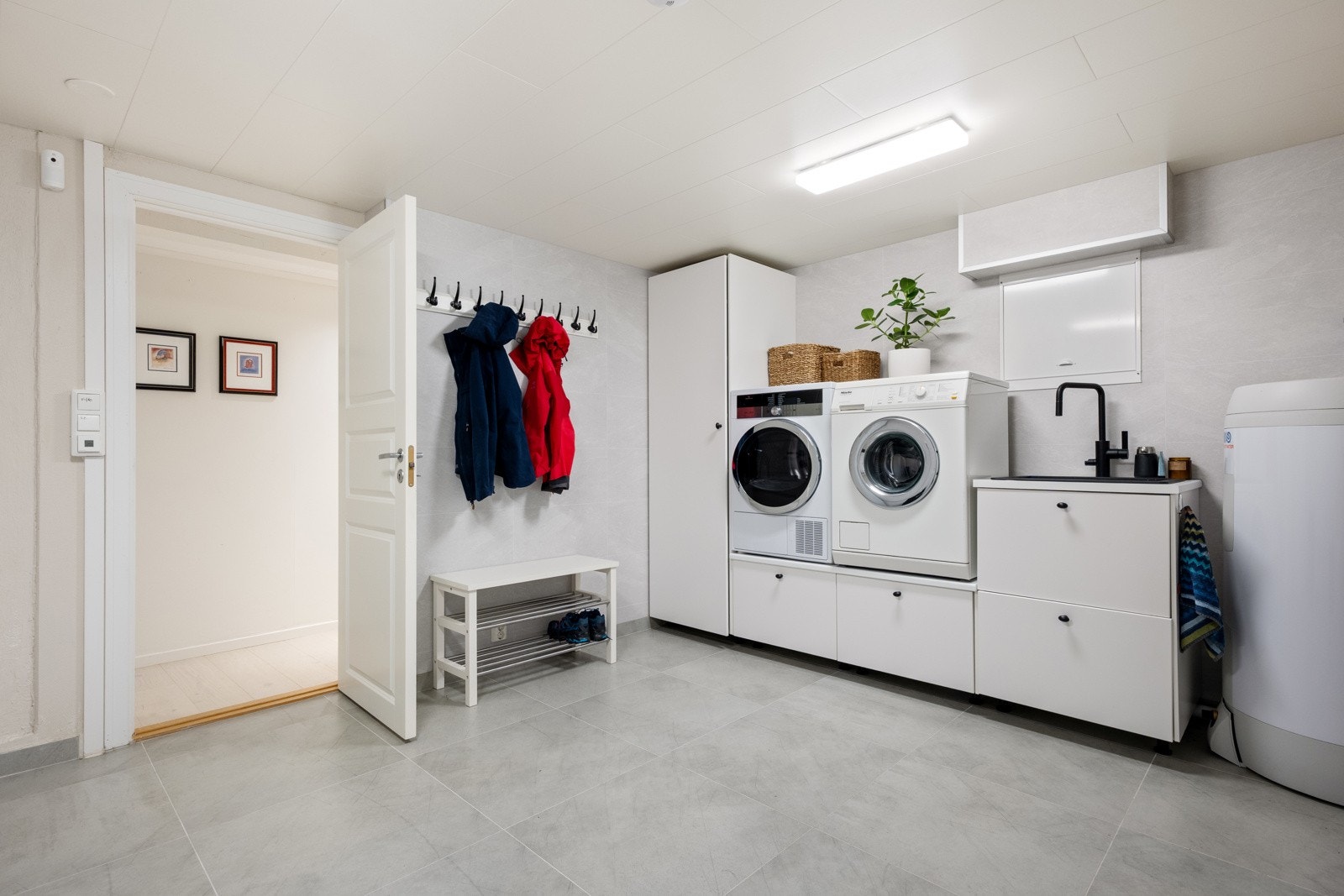 Stort nytt vaskerom med inngang fra hagen Galleribilde