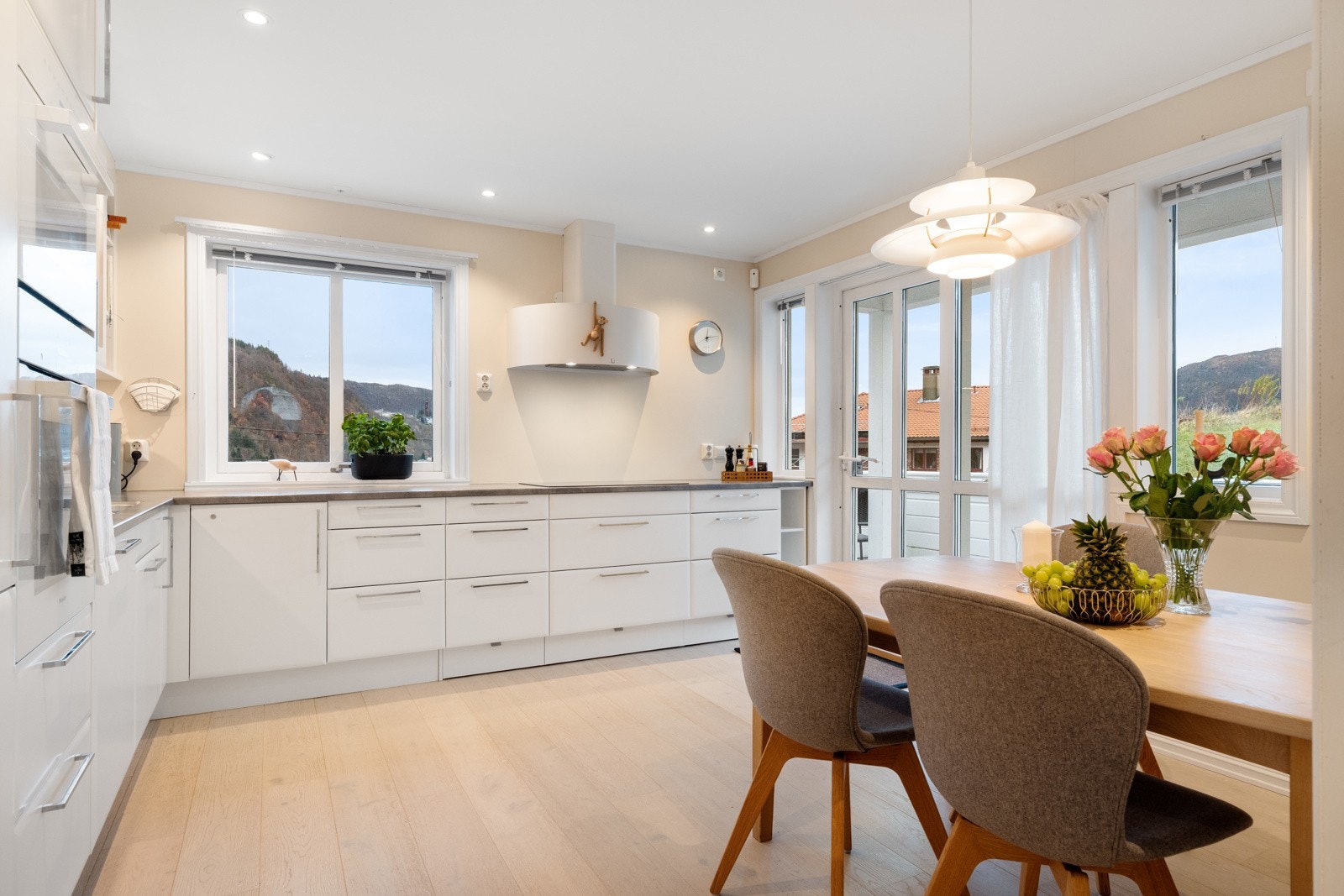 Rikelig med skap og benkeplass Galleribilde