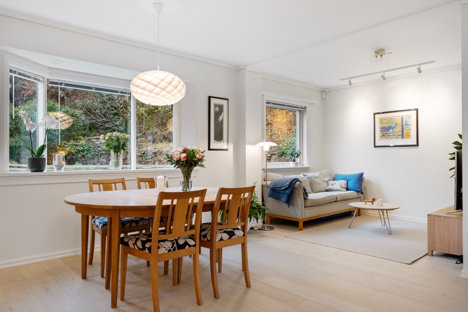 Der hvor sofaen står kan en med de enkleste grep lage et ekstra soverom om en ønsker eller trenger. Galleribilde