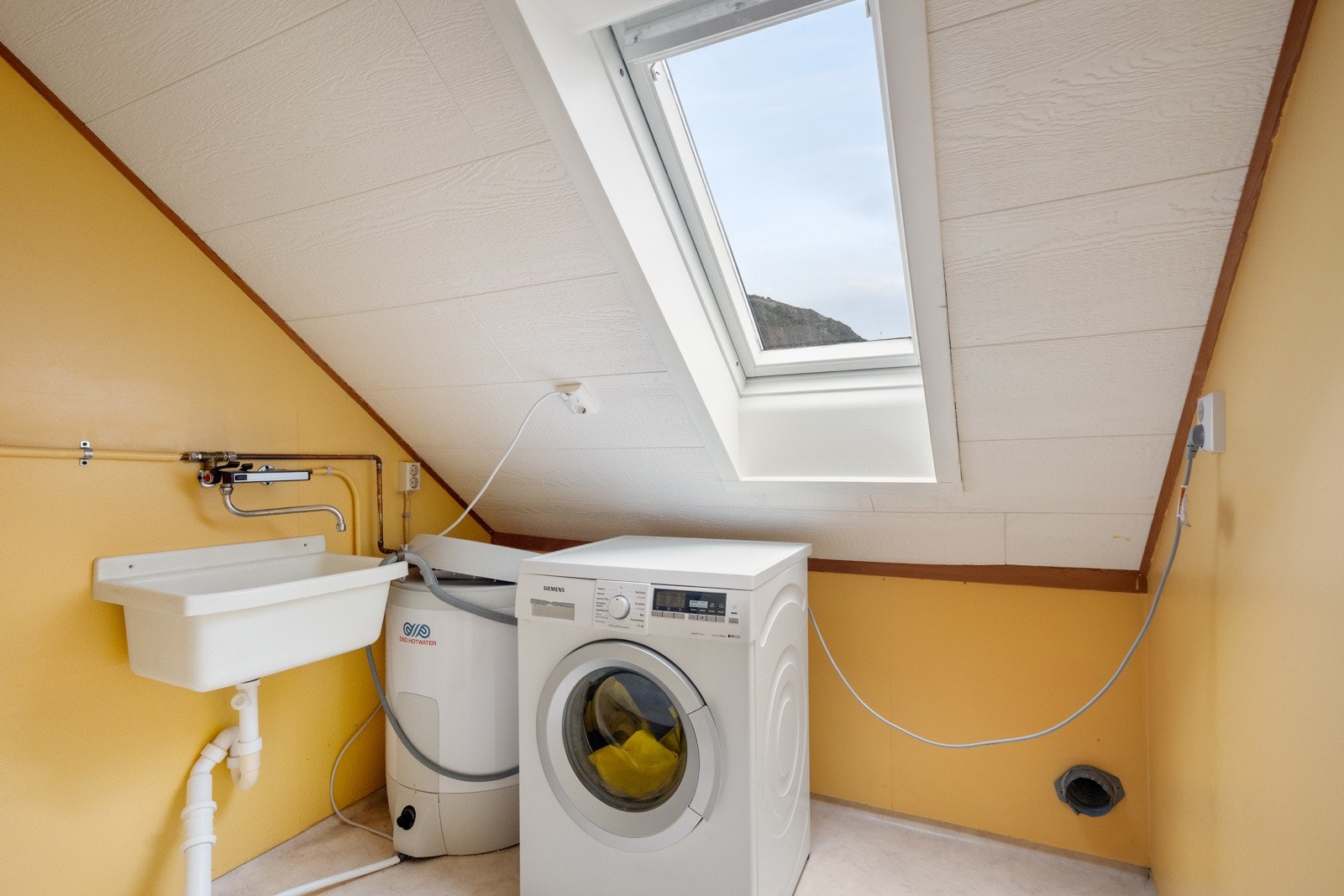 Vaskerom av eldre årgang, modent for modernisering Galleribilde