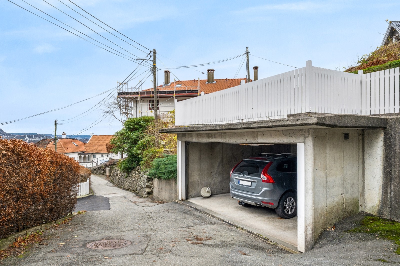 Boligen har en tilhørende dobbeltgarasje like nedfor huset Galleribilde