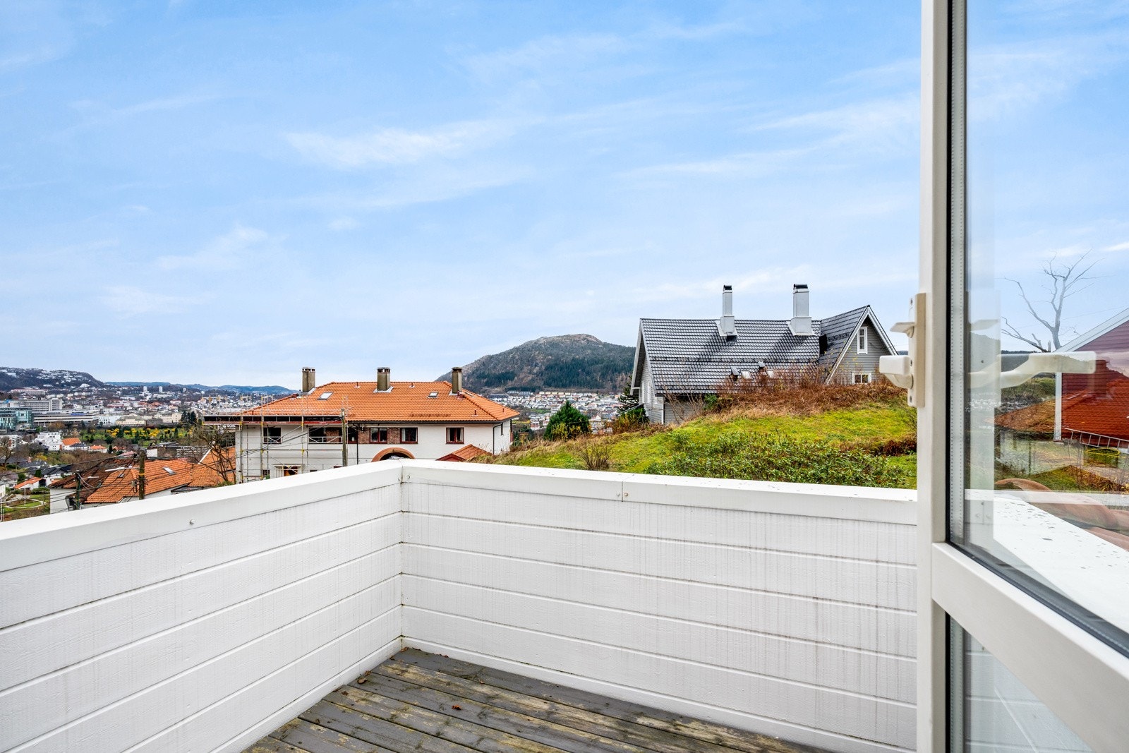 Leiligheten har en vestvendt altan med flott utsikt og meget gode solforhold Galleribilde