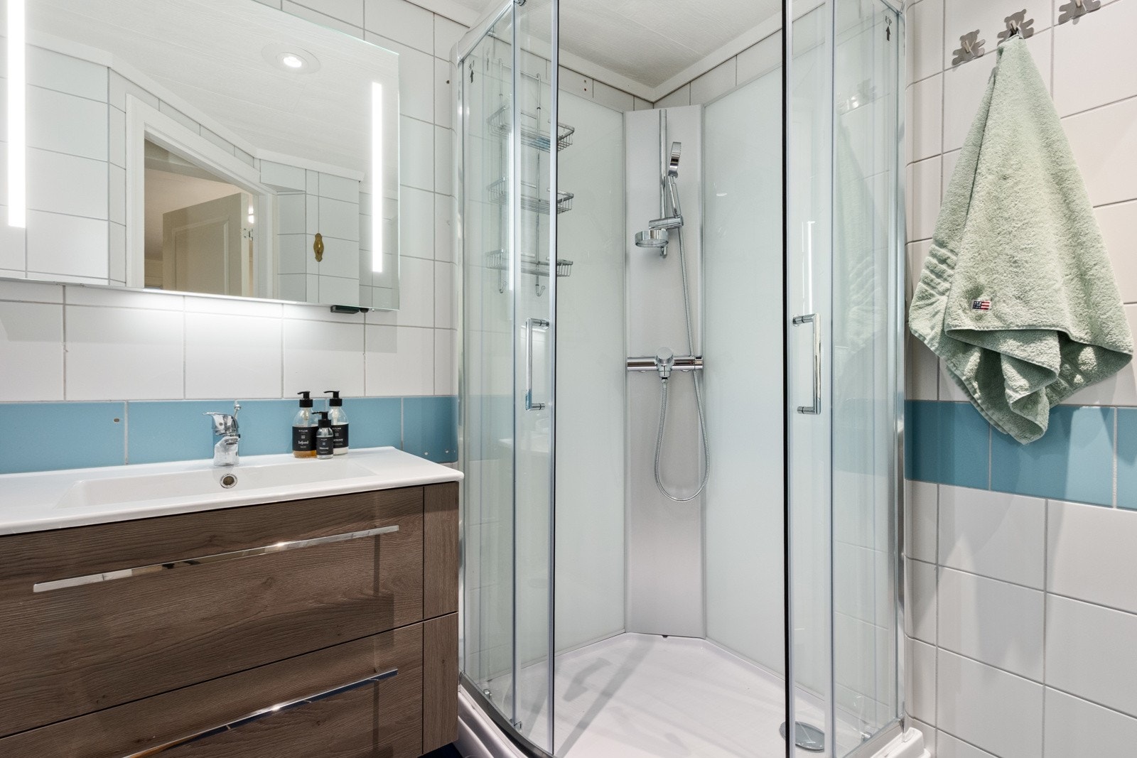 Helfliset baderom vegg i vegg med soverommet Galleribilde