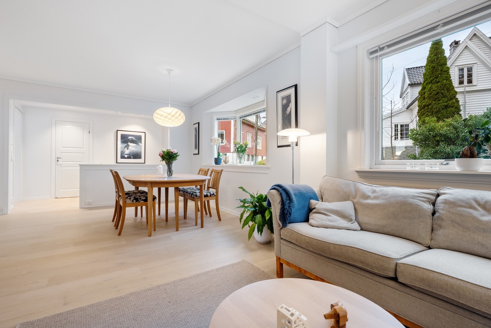 Rikelig plass til stort spisebord i spisestuen Galleribilde