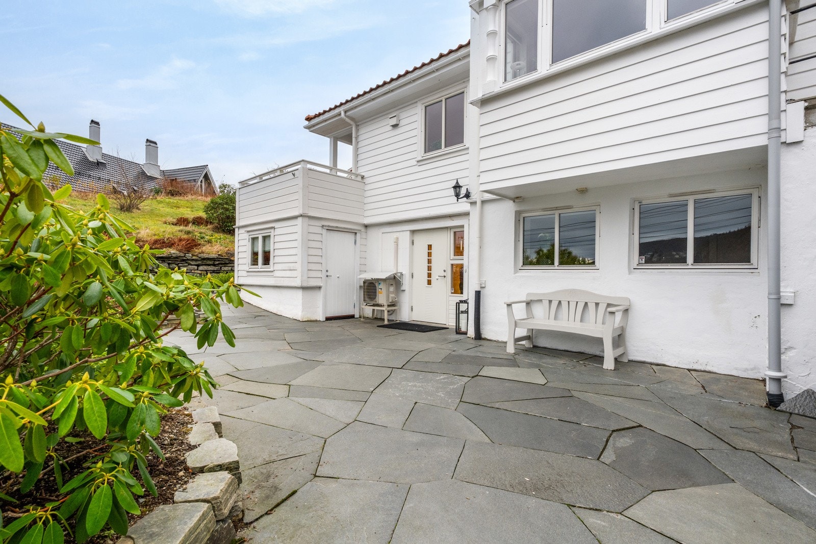 Dagens eier har jobbet mye med hagen og har bla. lagt ned ny skifter i front av inngangen Galleribilde