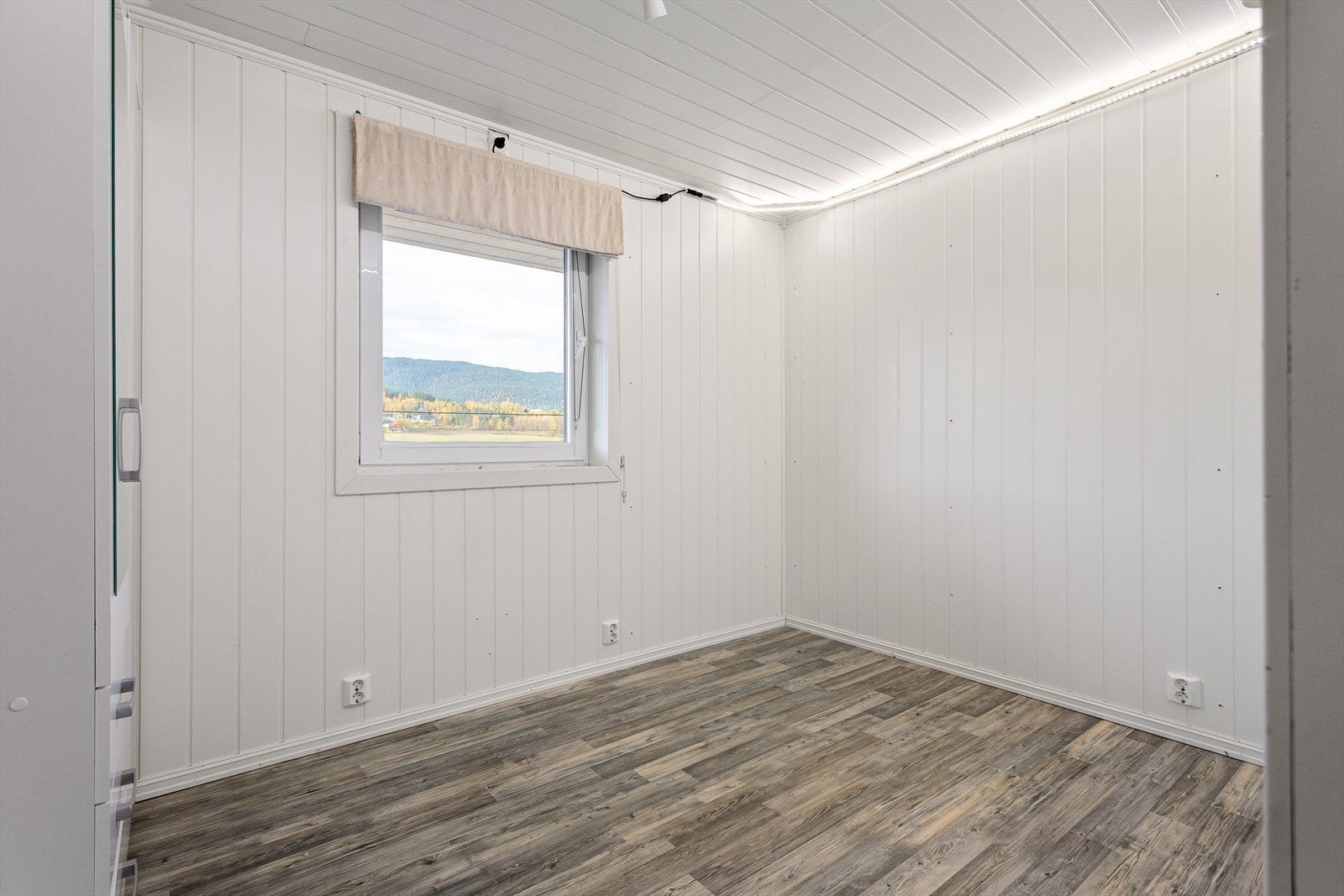 Boligen har i dag 4 rom innredet som soverom, det hefter dog usikkerhet i om disse rommene er godkjent som rom til varig opphold. Galleribilde