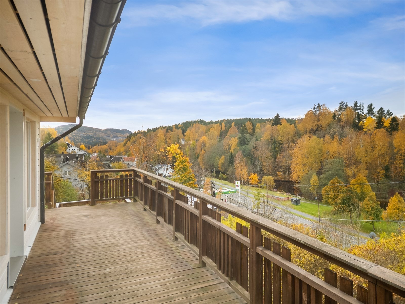 Hyggelig og romslig terrasse som fint kan innredes med utemøblement. Galleribilde