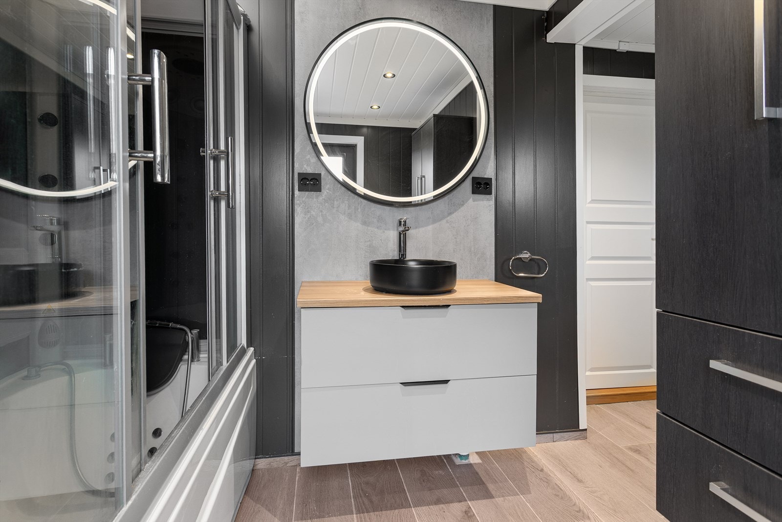 Badet i 1.etasje er moderne og har pen baderomsinnredning med bolleservant, speil med led belysning og stort dusjkabinett med bademulighet. Galleribilde