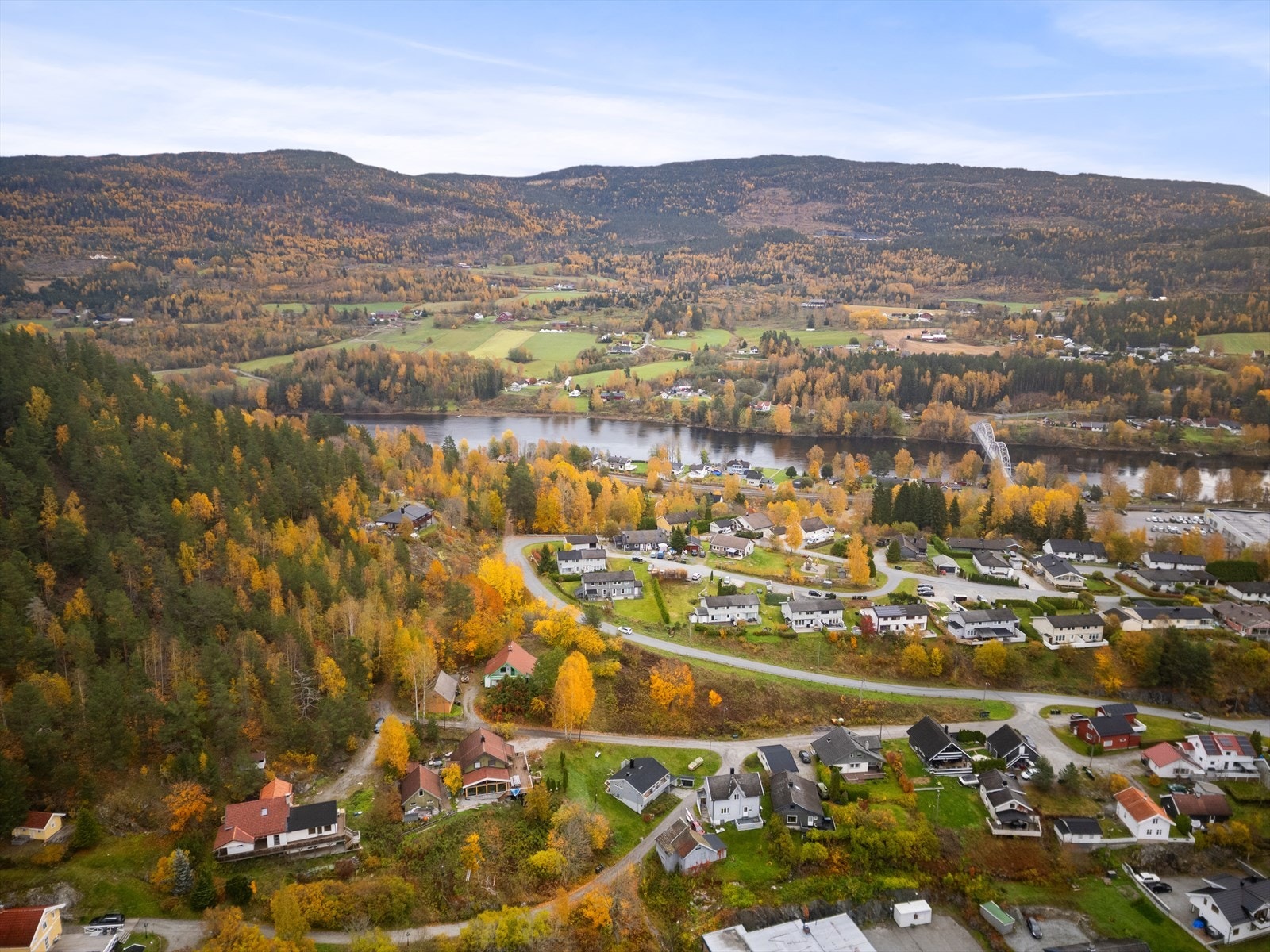 Ca. 10 min kjøring til Hokksund med alle servicetilbud samt Eikersenteret. Ca. 25 min å kjøre til Drammen. Galleribilde