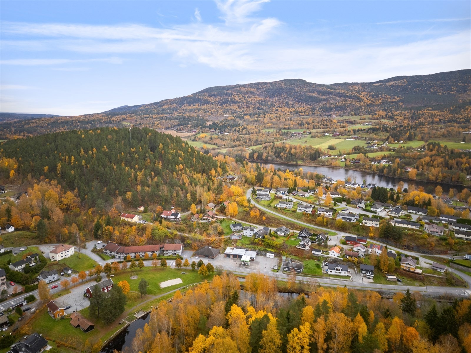 Kort vei til barne- og ungdomsskole med idrettsanlegg, flerbrukshall og kunstgressbane. Galleribilde