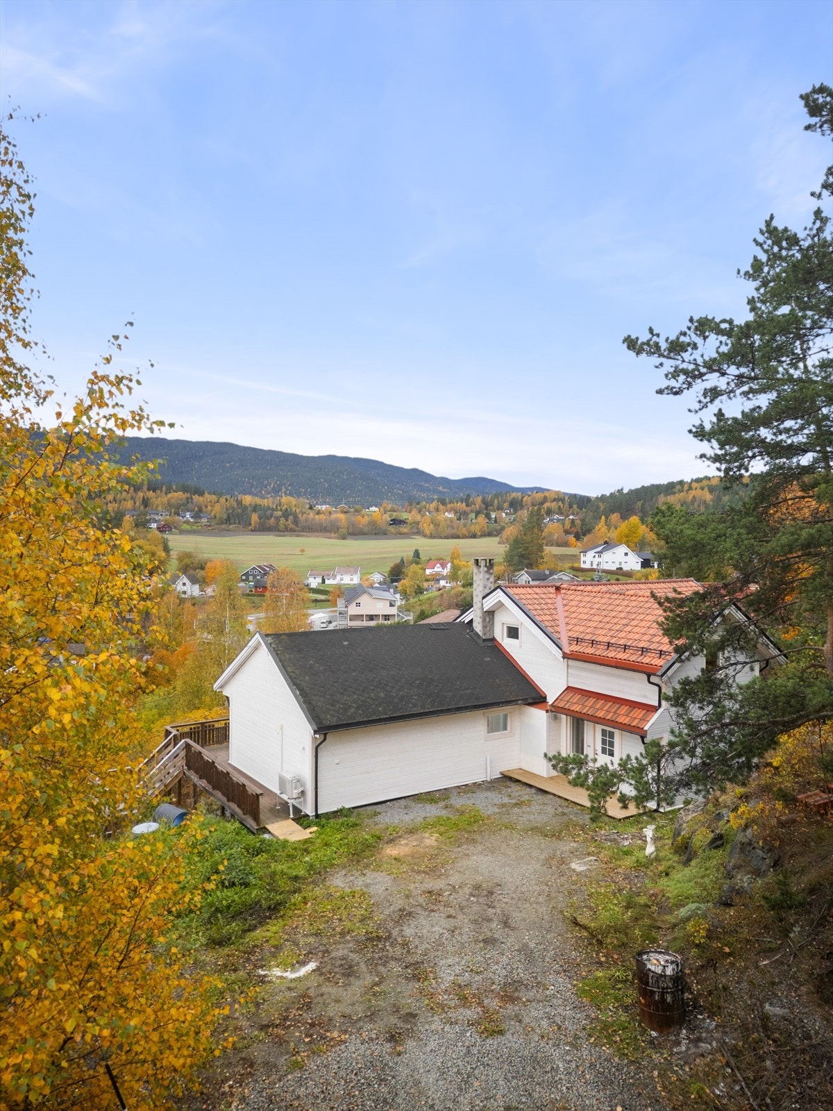 Tomten er opparbeidet med gressplen og beplantninger. Gruset innkjørsel og gårdsplass. Galleribilde