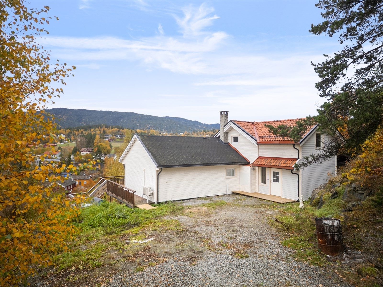 Pen enebolig i familievennlige omgivelser - Landlig beliggenhet - Stor tomt på ca. 1.2 mål! Galleribilde