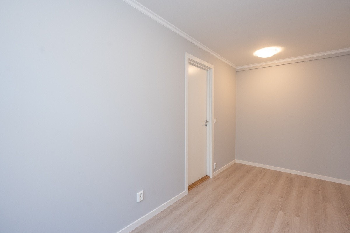 Soverom 1 Romslig soverom med plass til seng, garderobe og skrivepult. God planløsning og enkelt å møblere. Galleribilde