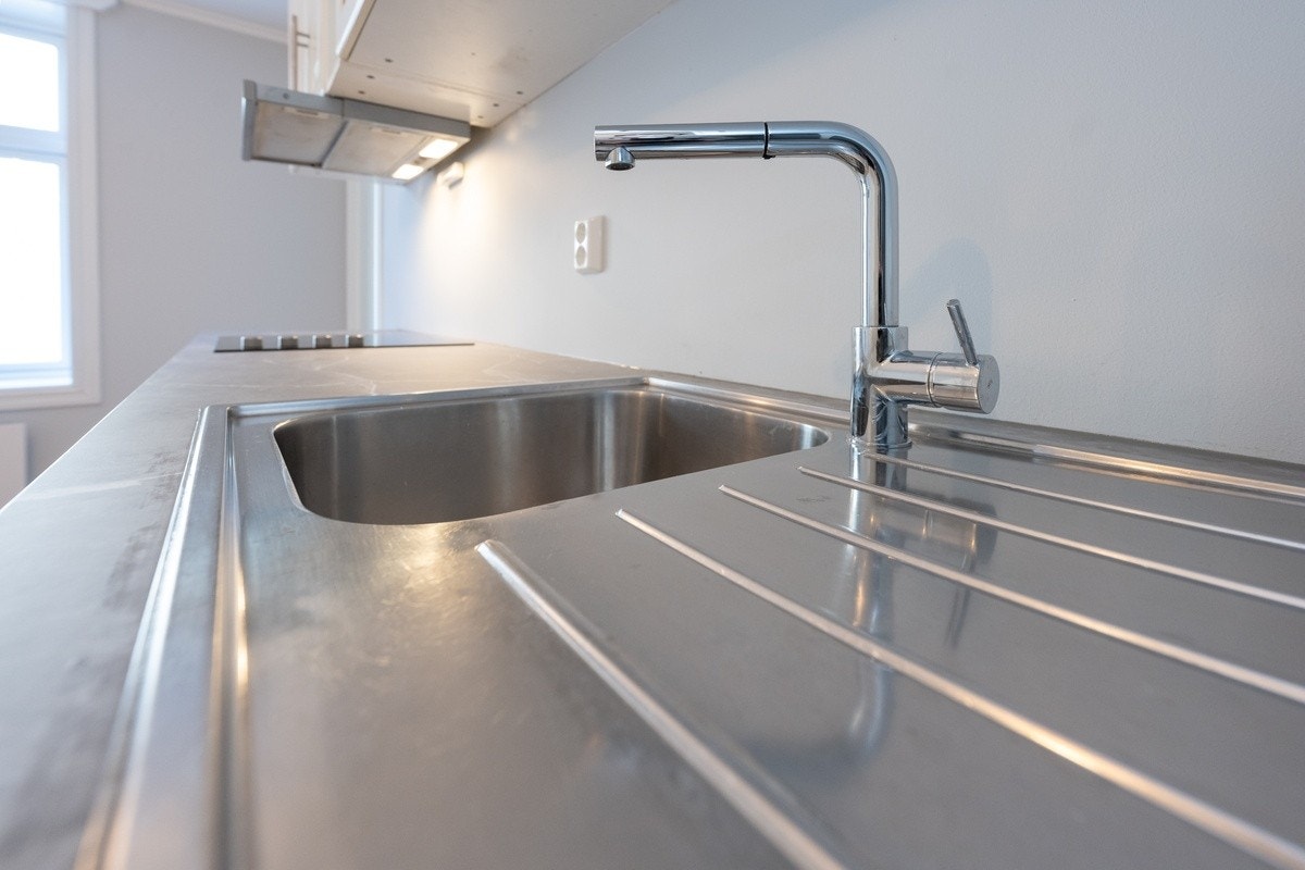 Kjøkken med gode arbeidsflater og rikelig med oppbevaringsplass. Galleribilde