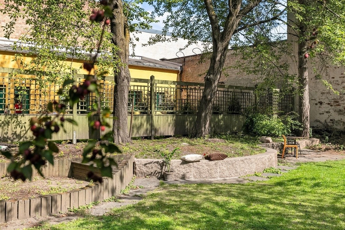 Rolig og grønt felles uteområde i bakgård. Galleribilde