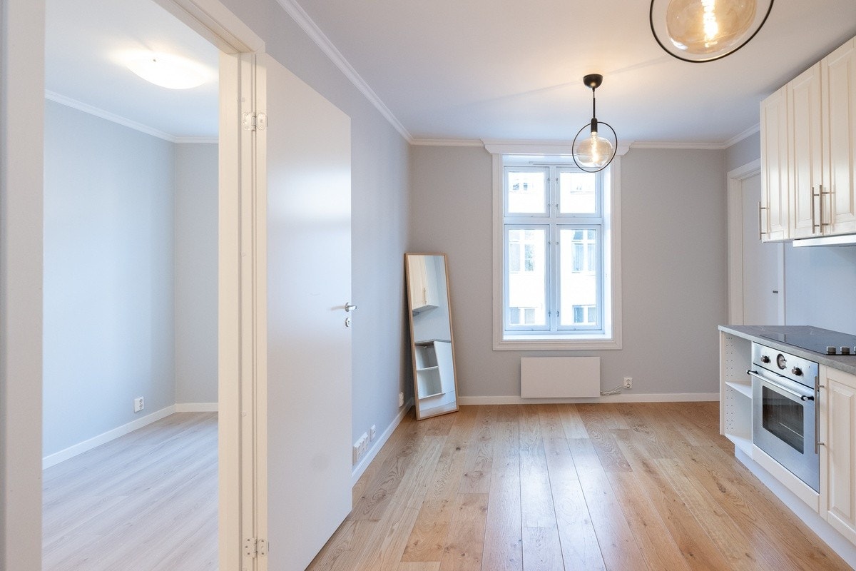 Til venstre: soverom. Til høyre: stue/kjøkkenløsning. Galleribilde