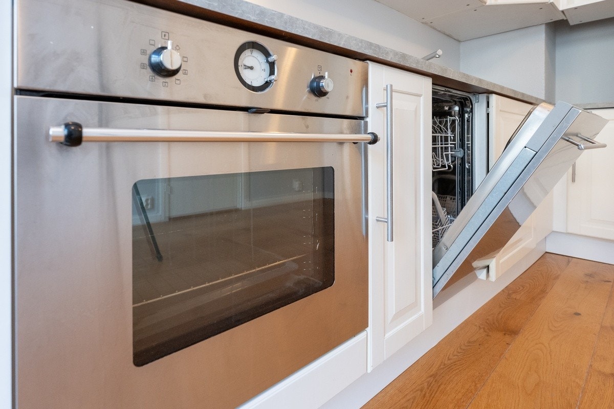 Moderne kjøkken med integrerte hvitevarer. Galleribilde