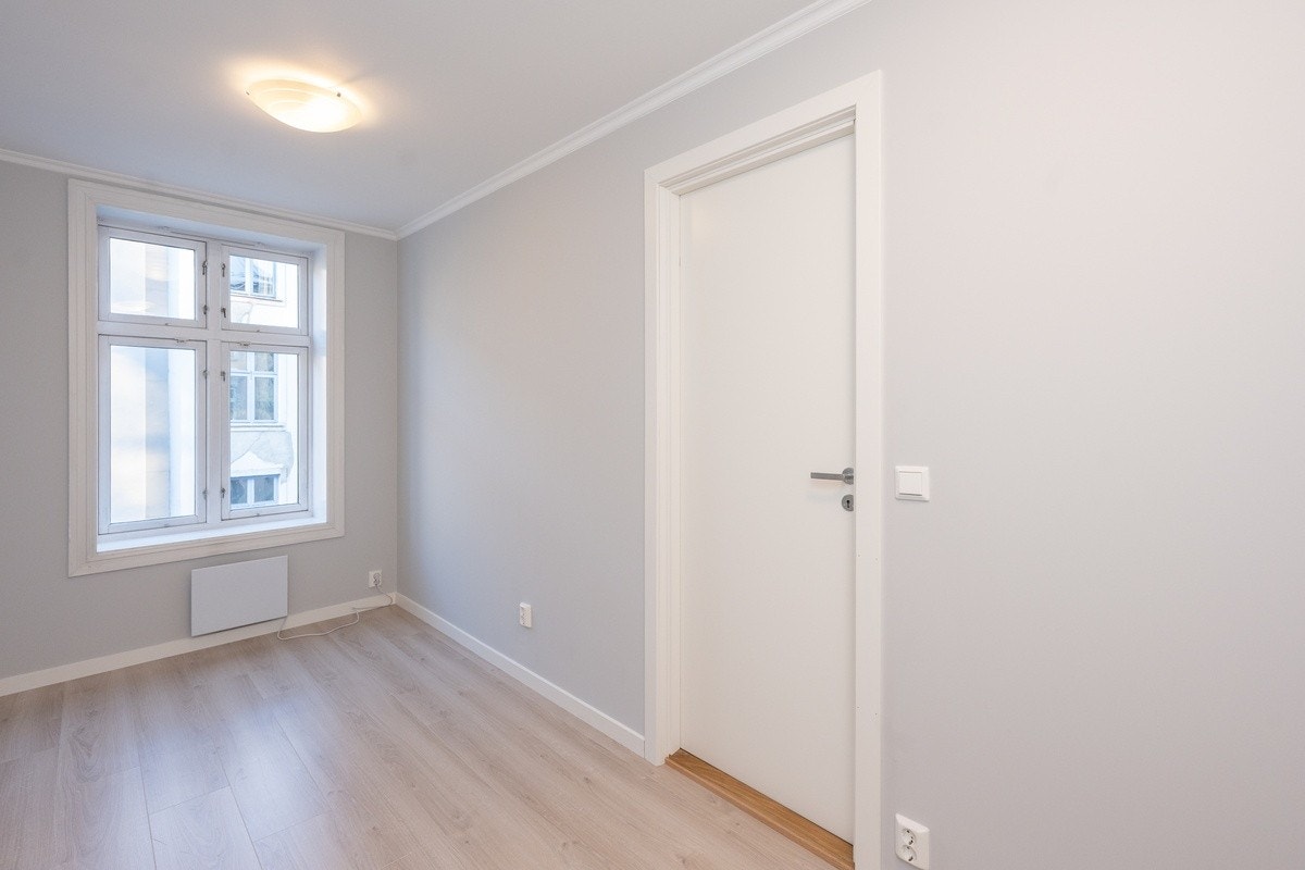 Soverom 1 Romslig soverom med plass til seng, garderobe og skrivepult. God planløsning og enkelt å møblere. Galleribilde