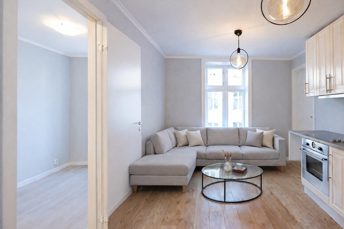 AI-generert illustrasjon som viser forslag til møblering av stue. Galleribilde