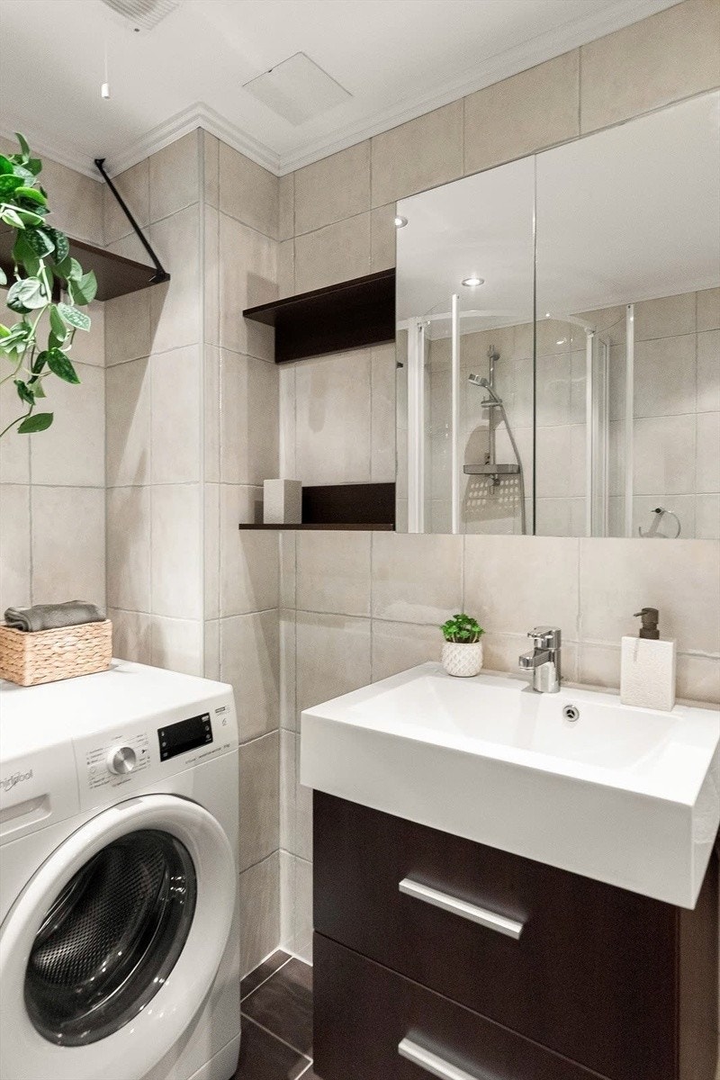 Bad med servant, speil og oppbevaringsløsning. Galleribilde