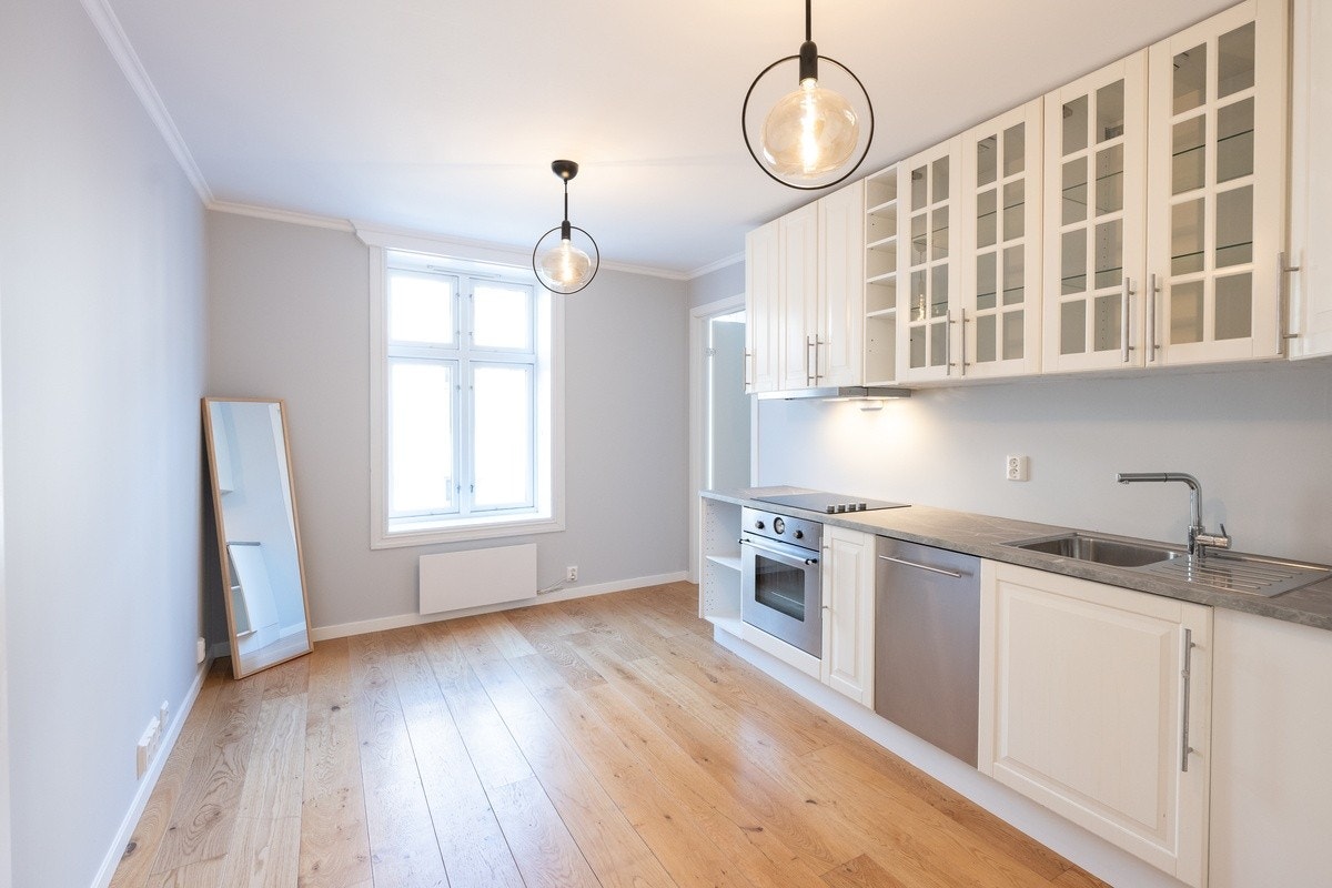 Kjøkken og oppholdsrom med store vindusflater og godt lys. Galleribilde