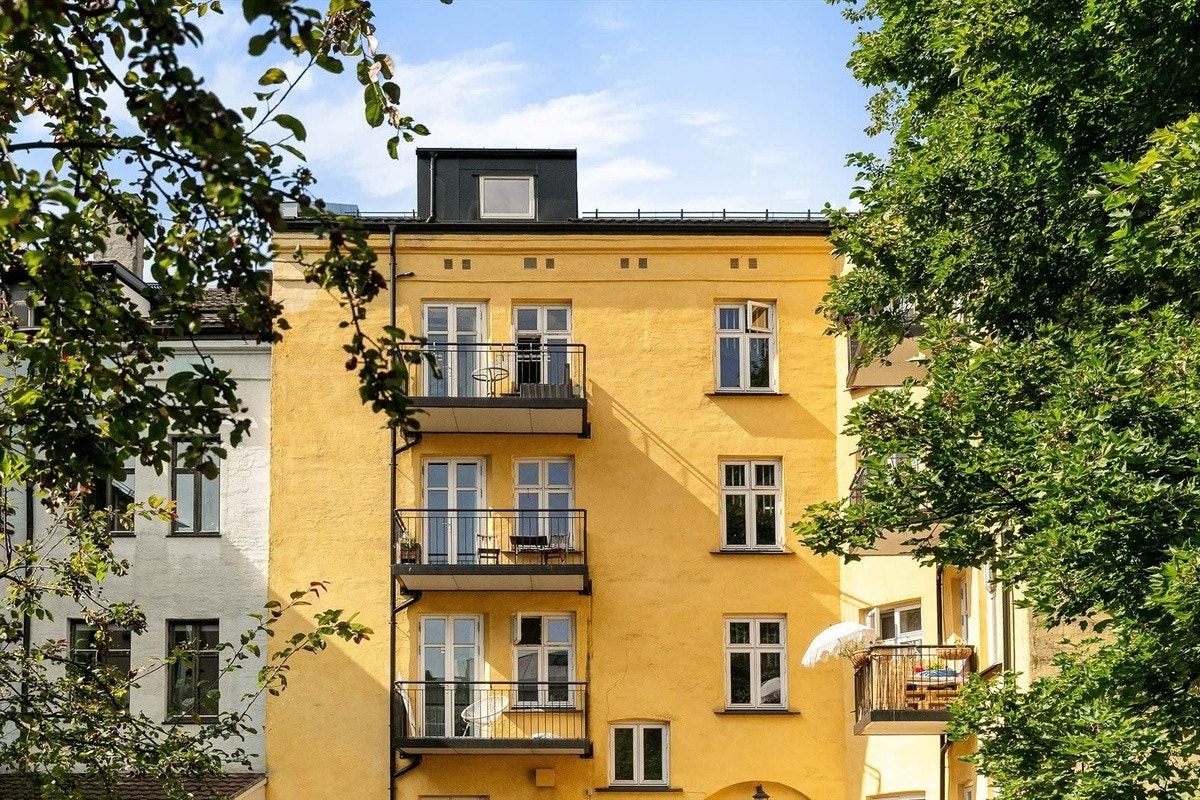 Pent bakgårdsmiljø med balkonger. Galleribilde