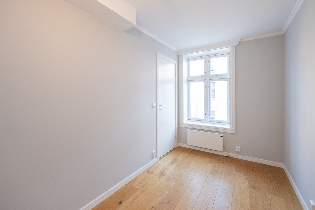 Soverom 2 Stort og lyst soverom med god plass til seng, garderobe og skrivepult. Galleribilde