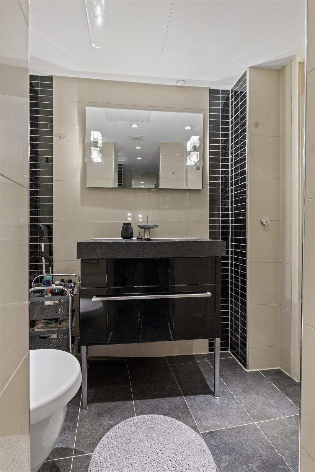 Stor servant med waterfall servantbatteri, vegghengt speil. Galleribilde