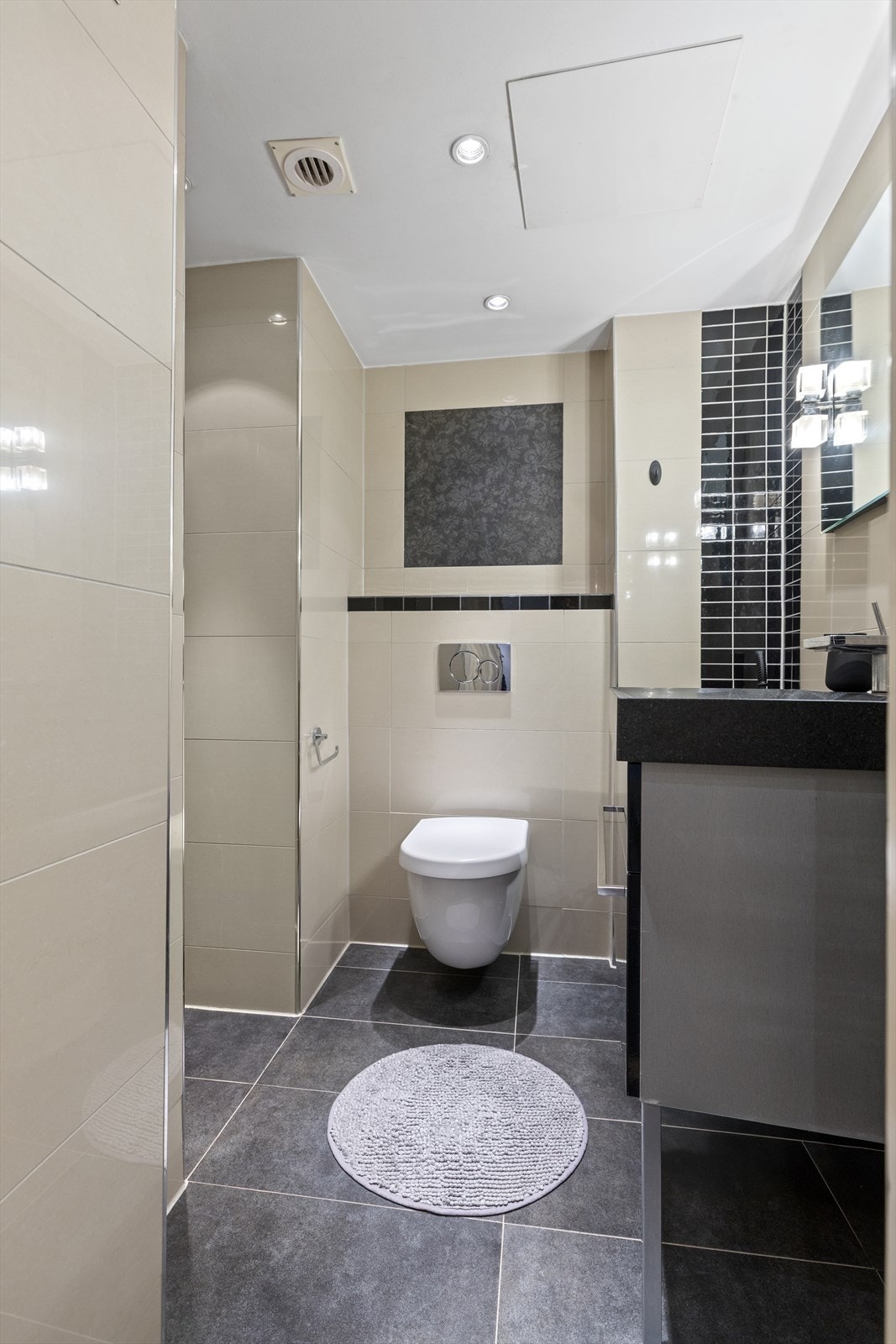 Moderne bad med vegghengt toalett Galleribilde