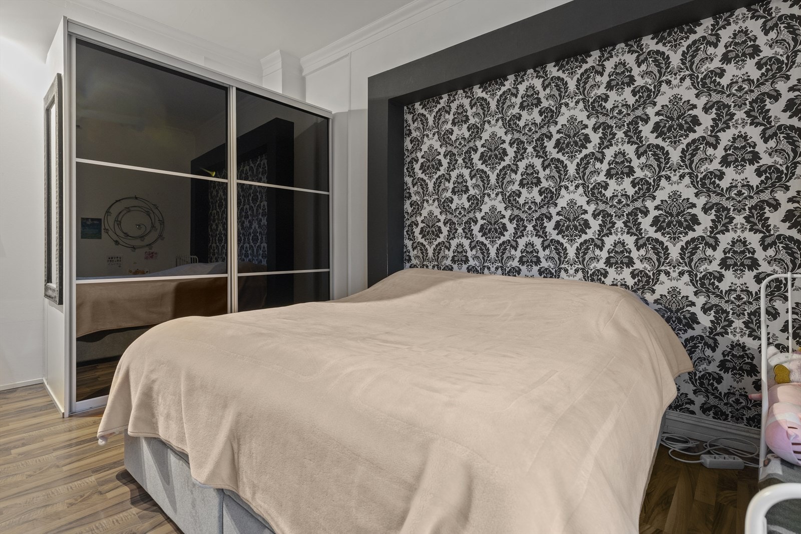 Stort hovedsoverom med plass til dobbeltseng og garderobeskap. Galleribilde