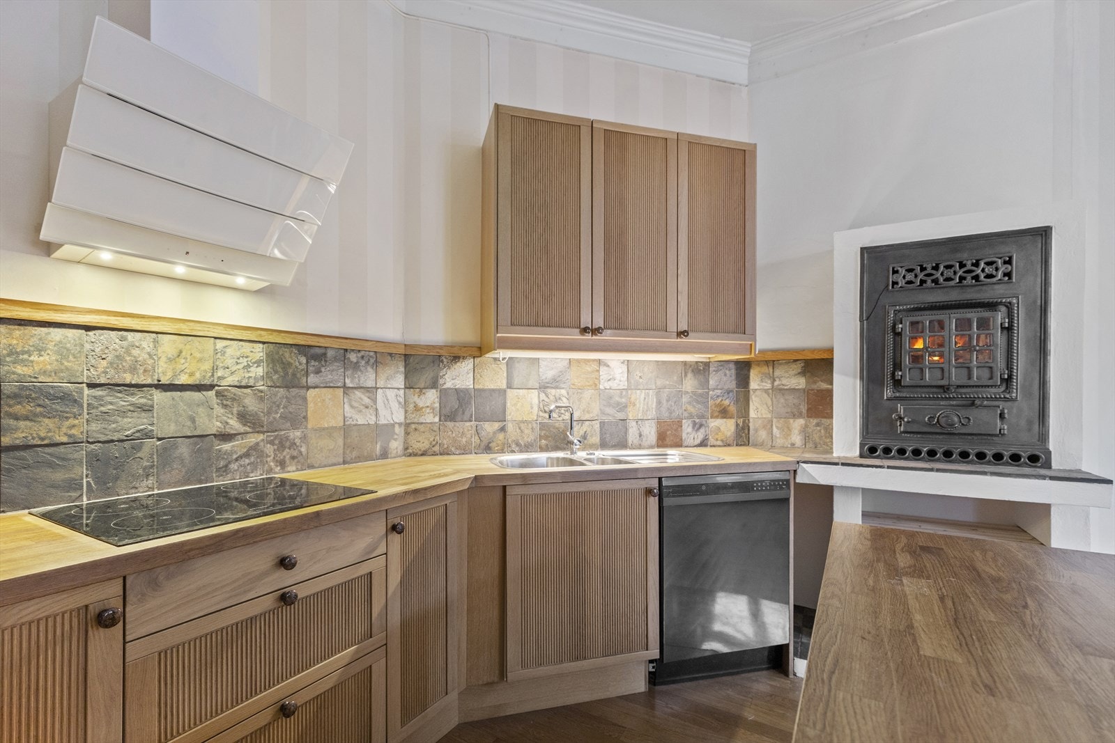 Skap en hyggelig stemning med støpejernsovn på kjøkkenet Galleribilde