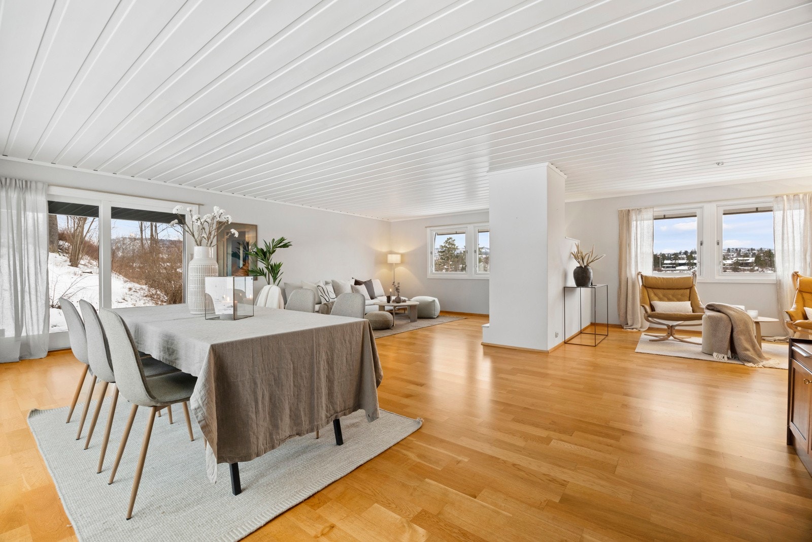 Romslig stue i 1. etasje med peis og utgang til overbyggd terrasse med kveldssol Galleribilde