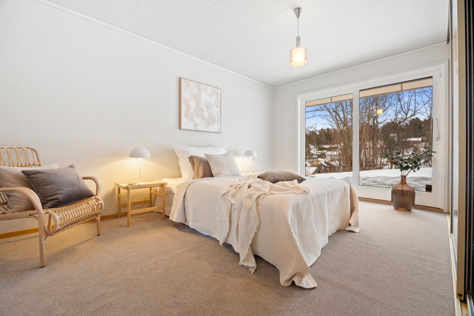 Hovedsoverom i 1. etasje med garderobe og utgang til terrasse samt direkte tilgang til tilhørende omkledningsrom Galleribilde