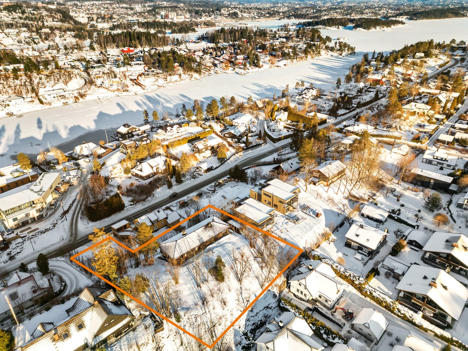 Stor enebolig beliggende på et høydedrag Galleribilde