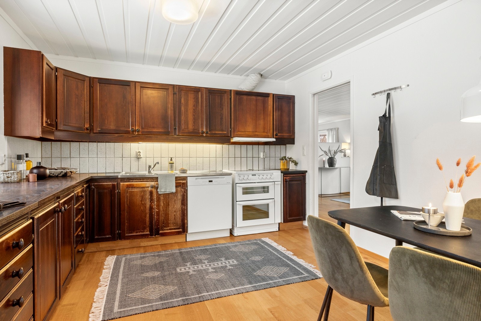 Godt utstyrt kjøkkeninnredning med god skap- og benkeplass. Hvitevarer i kjøkkenet består av oppvaskmaskin, stekeovner og platetopp. Galleribilde