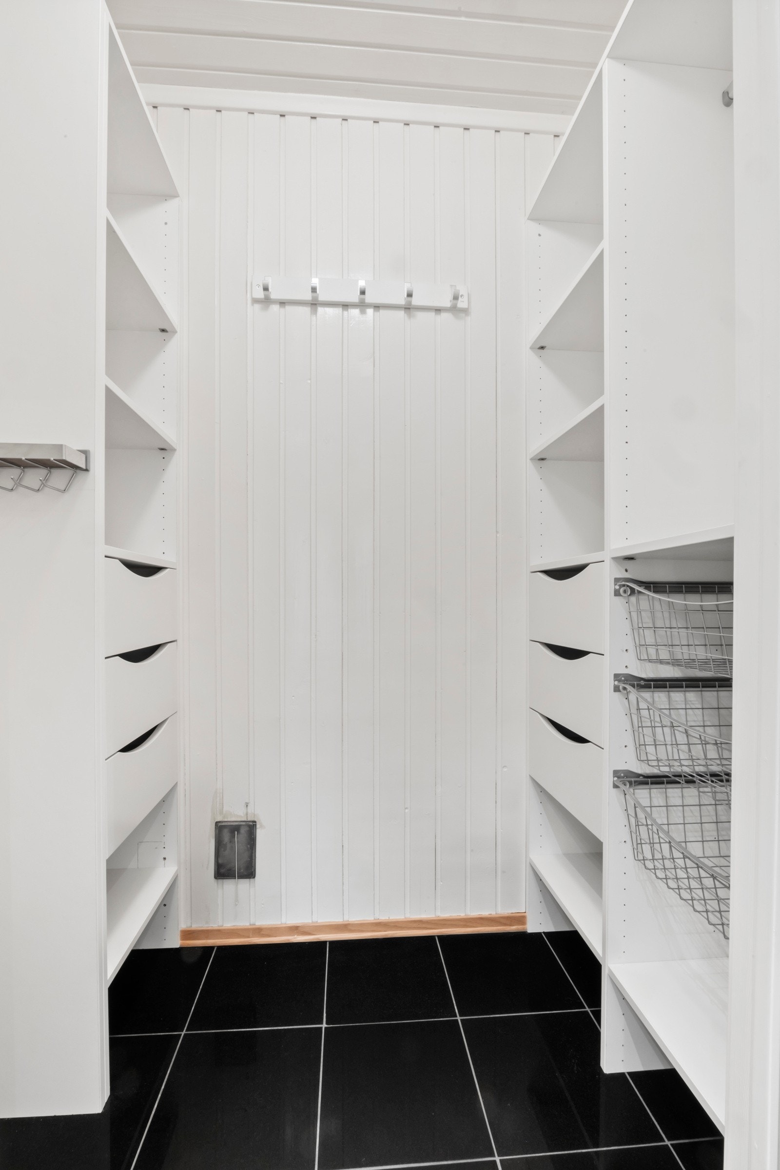 Bad med god plass til oppbevaring Galleribilde