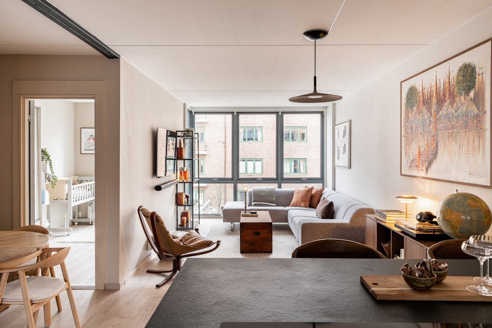 Dette er et sosialt kjøkken, ideelt for både hverdagsbruk og hyggelige sammenkomster. Galleribilde