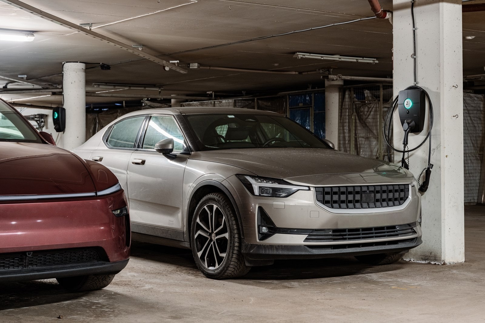 Borettslaget har 18 bilplasser til leie. Leie av garasjeplass koster kr. 650,- pr. måned. Det er mulighet til å ta over garasjeplassen hvis ønskelig. Ønsker kjøper å ta over plassen må styret kontaktes. Galleribilde