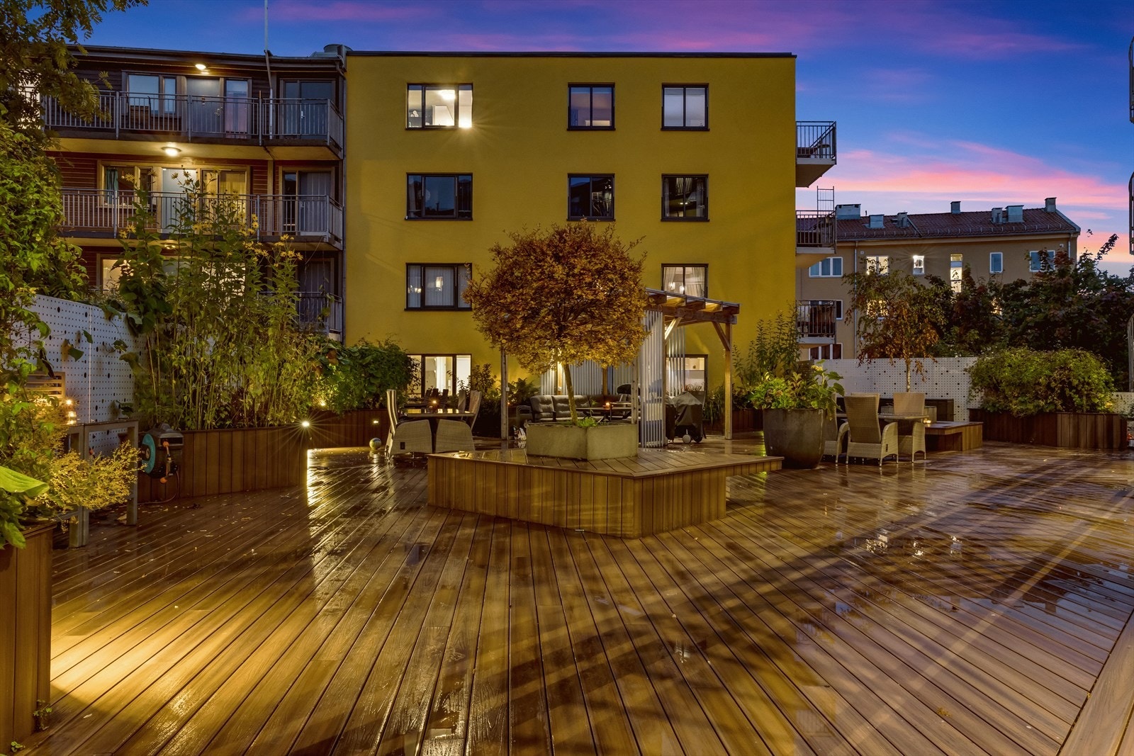 Takterrassen har flere sittegrupper, grill og er pent beplantet. Galleribilde