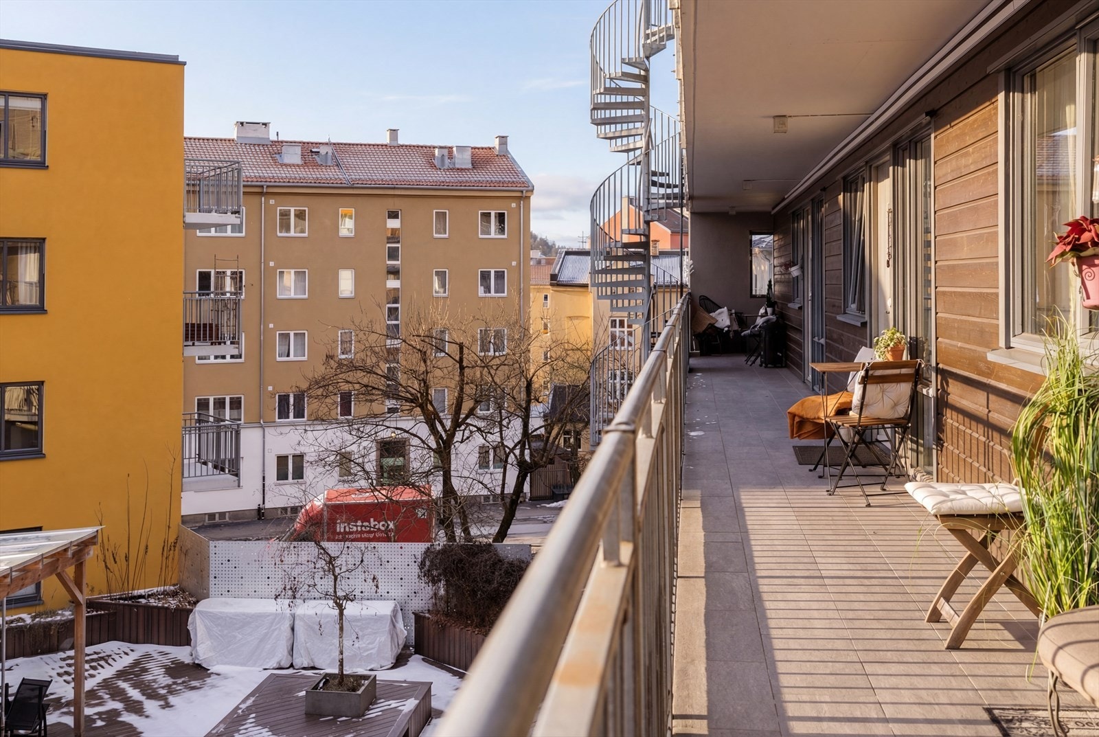 Leiligheten har heisadkomst til etasjeplan, og egen utvendig adkomst via svalgang. (Solen er illustrert, avvik kan forekomme) Galleribilde