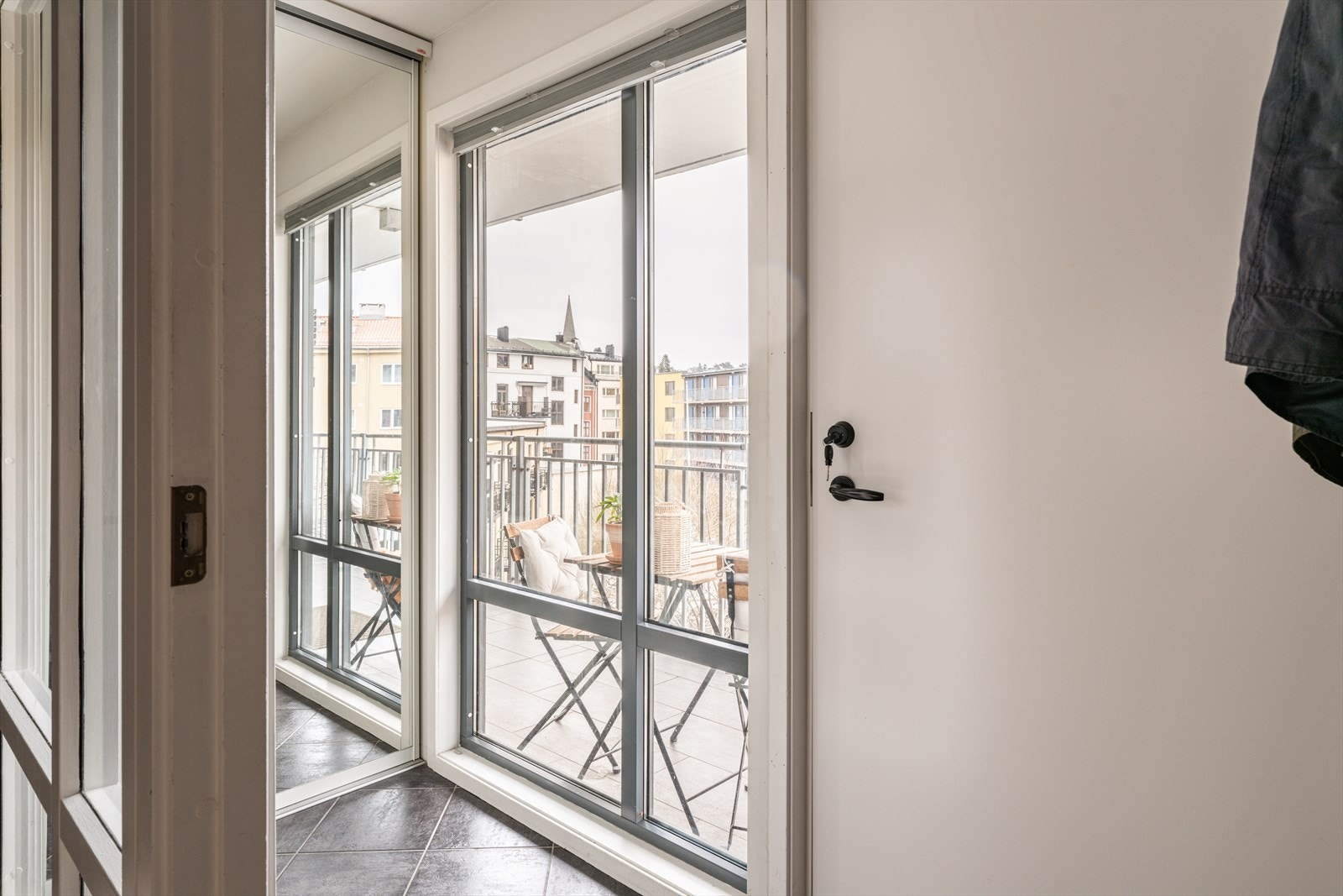 Entréen gir et strålende førsteinntrykk med store vindusflater, stort garderobeskap og praktisk flislagt gulv. Galleribilde